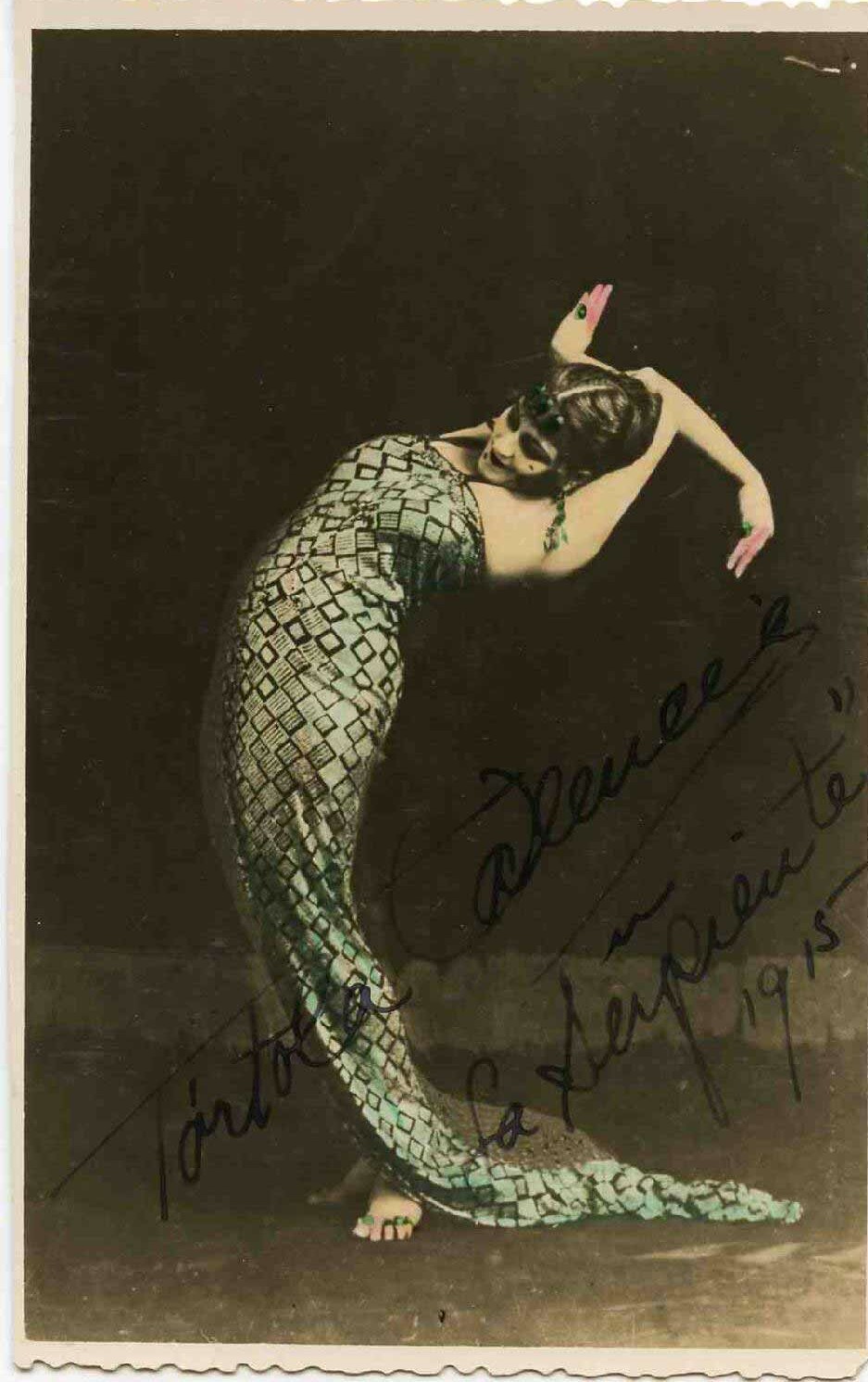 Tórtola Valencia representando la Danza de la Serpiente, 1915. Fotografía de Adolf Mas